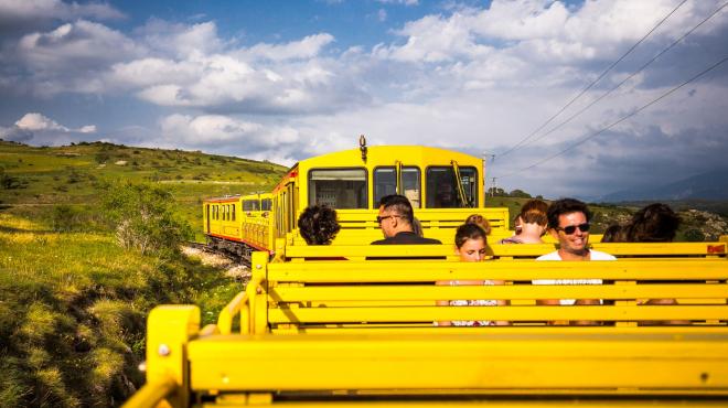 Le train jaune en été